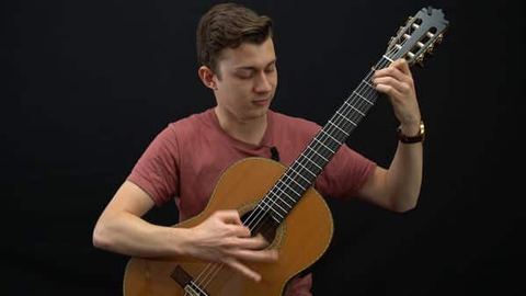Comment se détendre à la maison en période de confinement ? Jouer de la guitare !