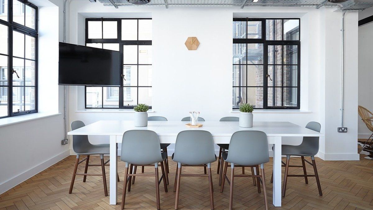 Design des espaces de travail : pourquoi adopter des fenêtres en aluminium ?