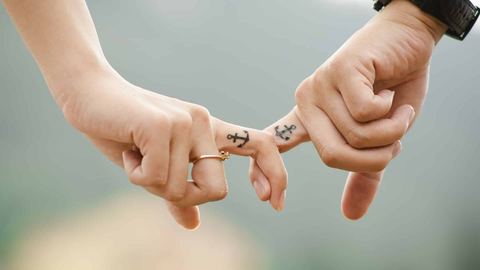 Encontrar el amor a través de sitios de citas.