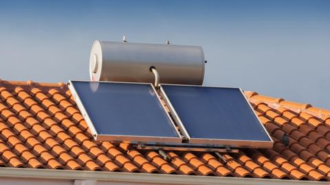 Comprenda cómo funcionan los calentadores de agua solares y sus beneficios y obtenga asistencia financiera para su instalación.