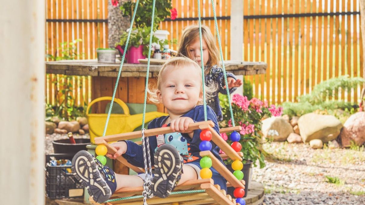 ¿Cuál es el impacto de las actividades al aire libre en el desarrollo de los niños en la guardería?