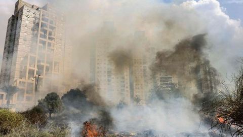 Israel acuerda un gobierno de emergencia con la oposición, persisten los ataques aéreos y los lanzamientos de cohetes en Gaza