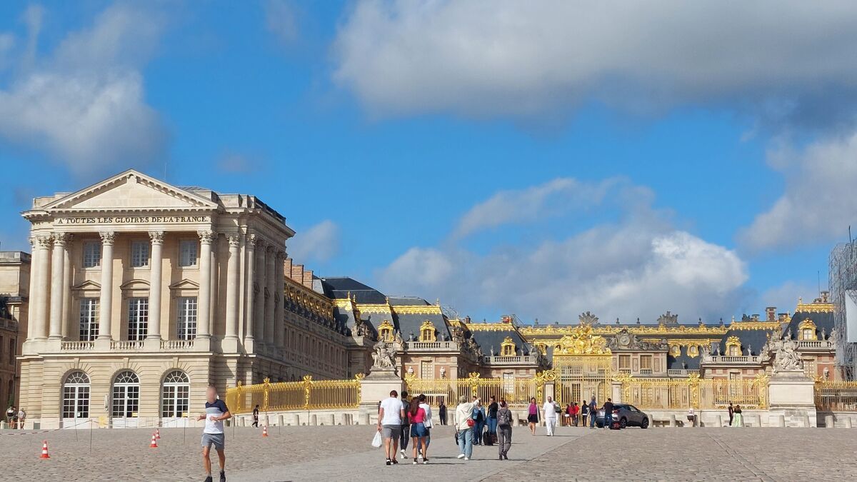 Darmanin afirma: "No hay ninguna amenaza real para el Louvre ni para Versalles", tras el atentado de Arras.
