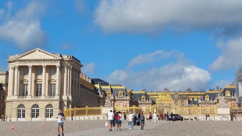 Darmanin affirme : "Aucune menace véritable sur le Louvre ou Versailles", suite à l'attaque à Arras.