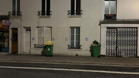 Las estrellas de David adornan las fachadas de los edificios de París y sus suburbios