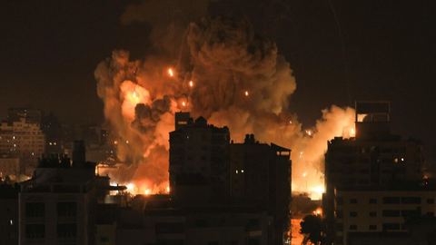 El ejército israelí dice que más de 500 sitios fueron atacados durante la ofensiva de Hamás en Gaza durante la noche.