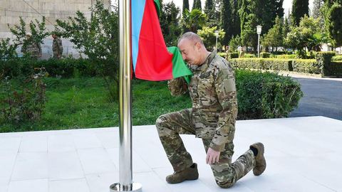 El presidente de Azerbaiyán, Ilham Aliyev, iza su bandera en Nagorno-Karabaj.