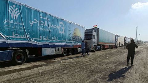 Les Convois Humanitaires pour Gaza Toujours Bloqués au Point de Passage de Rafah