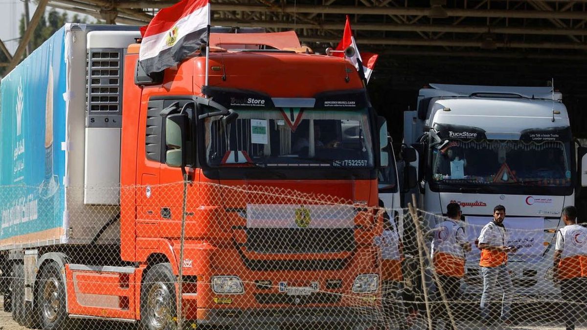 Los primeros camiones de ayuda humanitaria cruzan el paso fronterizo de Rafah hacia Gaza