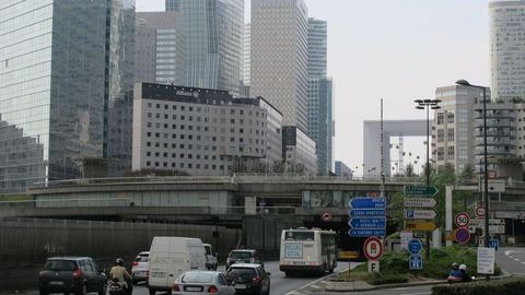 Mil coches japoneses provocan un atasco en la avenida circular de La Défense
