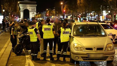 Paris : Une opération surprise anti-drogue impliquant une centaine de policiers sur les Champs-Élysées