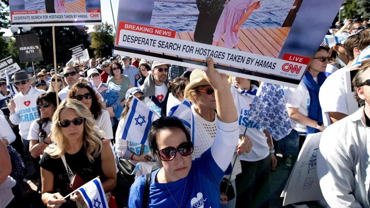 Según un nuevo recuento, Israel dice que Hamás ha tomado como rehenes a 199 personas.