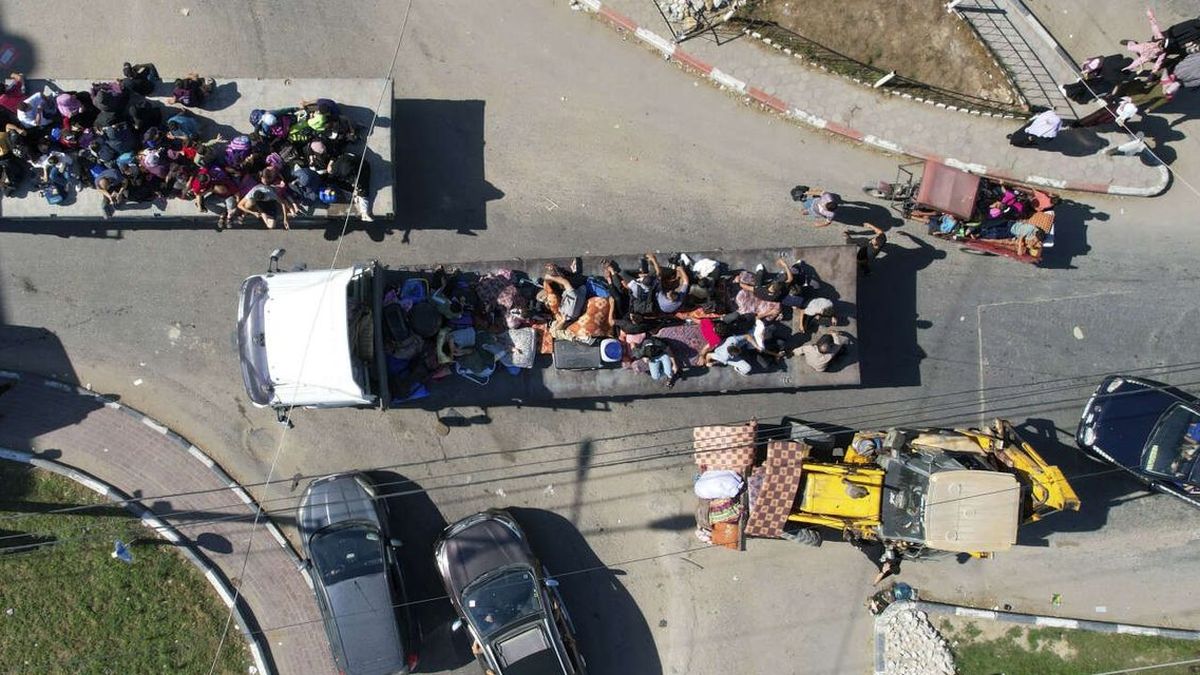 A million people displaced in Gaza, the Israeli army awaiting a political order to intervene on the ground.