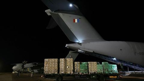 Francia despliega un segundo avión de ayuda humanitaria a Gaza en respuesta al conflicto entre Israel y Hamás.