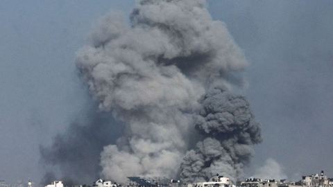 Las fuerzas armadas israelíes continúan sus actividades militares en Gaza; La liberación de los rehenes no se producirá hasta mañana.