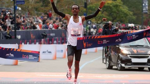 Tamirat Tola d'Ethiopie courre en moins de 2 heures 5 minutes, concluant une saison remplie de records impressionnants