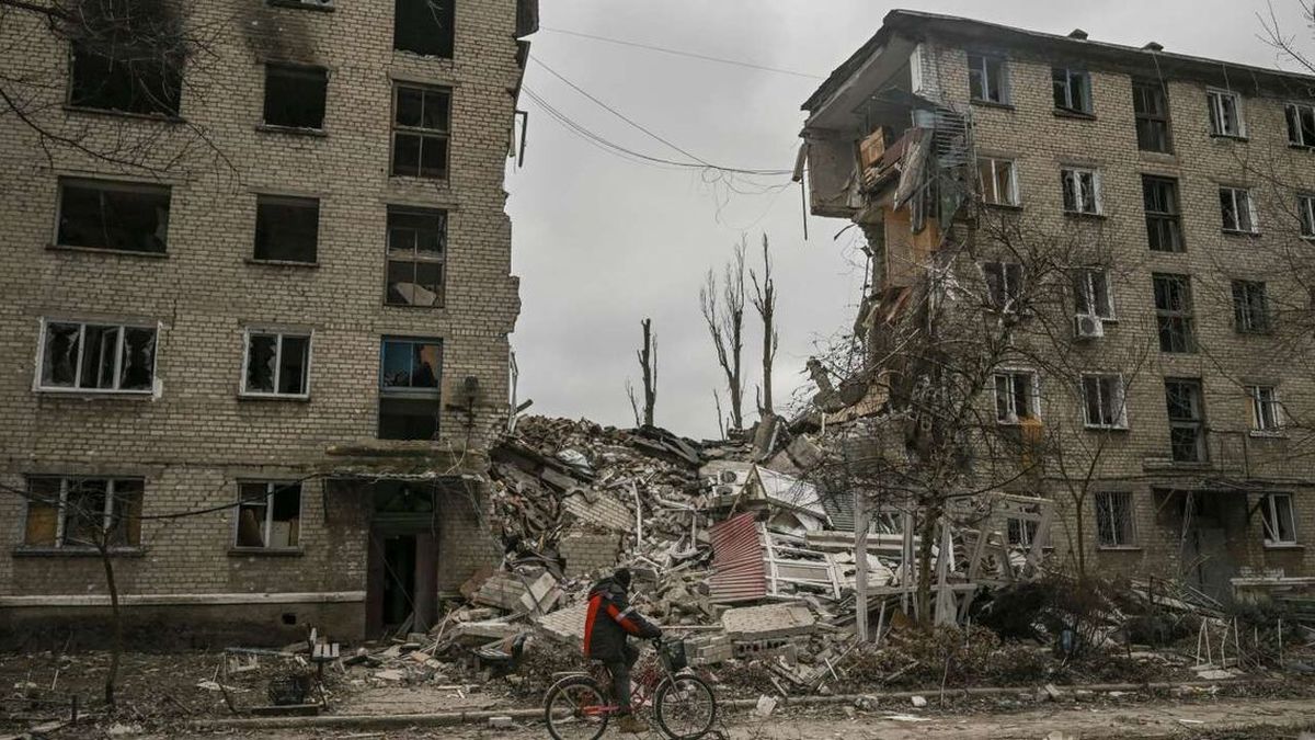 Tercera ofensiva rusa sobre Avdiïvka; Moscú afirma haber capturado dieciséis drones ucranianos.