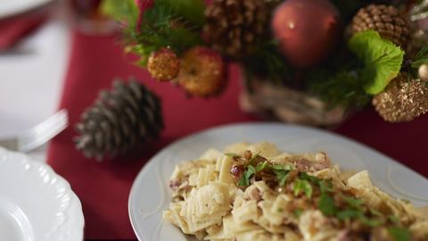 1. "Repas de Fête à la Buddy le Grincheux : Recette de Nouilles au Sirop d'érable inspirée du film Elf"\n2. "Bûche de Noël à la Griswold : Dessert inspiré du film Le Sapin a les boules"\n3. "Poulet à la Scrooge : Recette de Noël inspirée du film Un Chant de Noël"\n4. "Dîner de Noël à la Kevin McCallister : Recette de Macaroni au Fromage inspirée du film Maman, j'ai raté l'avion"