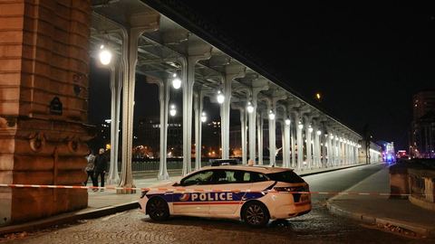 Mortal apuñalamiento y atentado con martillazos en París: un muerto y dos heridos, el agresor detenido.