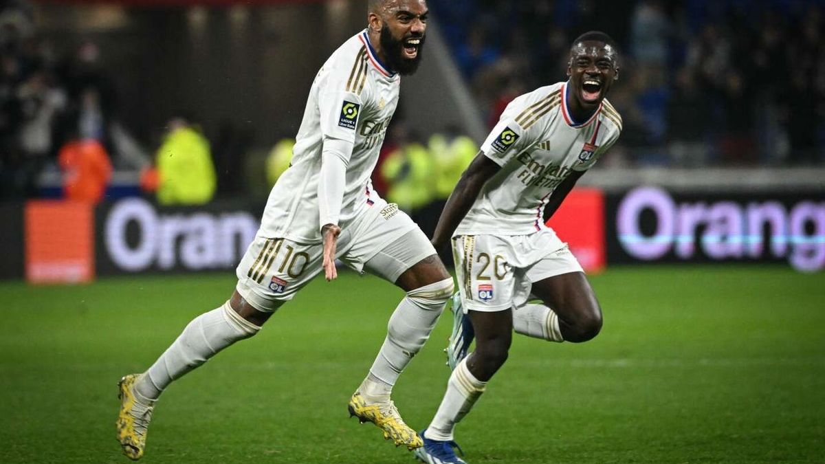 Gracias a Lacazette, el Lyon revive mientras el Niza recupera su segunda posición
