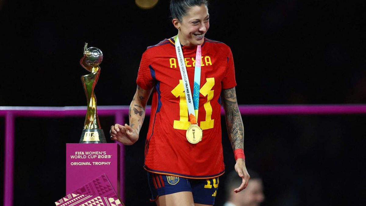 Jenni Hermoso, victime d'agression par l'ex-président de la fédération espagnole de football, honorée lors des célébrations du Nouvel An.