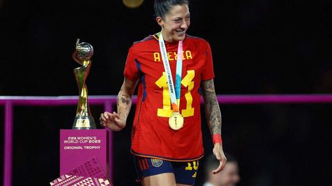 Jenni Hermoso, víctima de agresión por parte del expresidente de la Federación Española de Fútbol, ​​homenajeada durante las celebraciones de Año Nuevo.