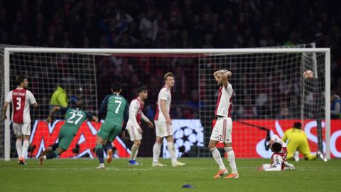El Ajax de Ámsterdam, antiguo faro del fútbol de Holanda, busca escapar de la debacle.