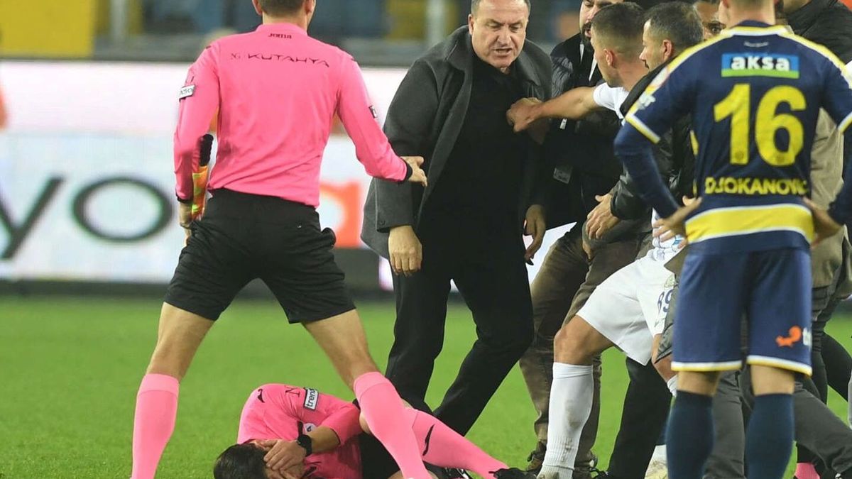 El campeonato turco se interrumpe tras una brutal agresión a un árbitro en el campo tras un partido
