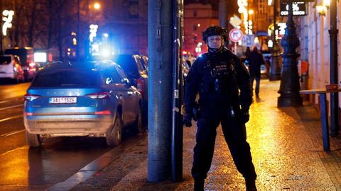 Masacre en la Universidad de Praga deja 14 víctimas, sin vínculos con el terrorismo global.