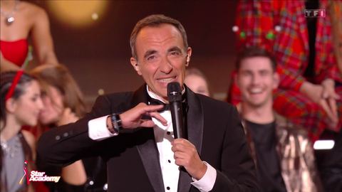 Nikos trébuche en direct et éclate de rire : quel fiasco!