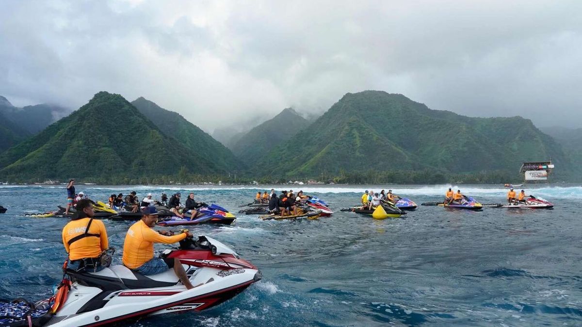 Se reanudan los trabajos para instalar una nueva torre de jueces para la competencia de surf en Teahupoo