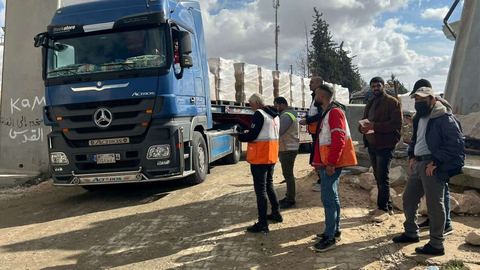 Medio centenar de nuevos vehículos de asistencia humanitaria llegan a Gaza, afirma la Media Luna Roja Palestina