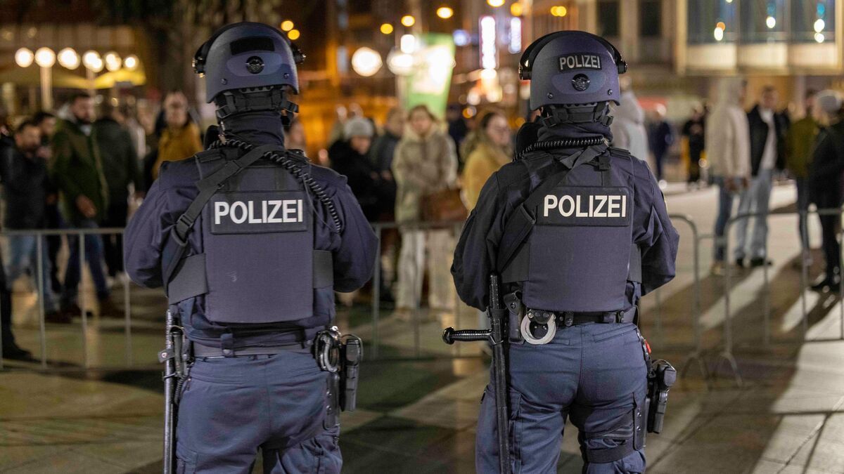 Trois individus arrêtés en Allemagne pour un plan d'attaque contre la cathédrale de Cologne.