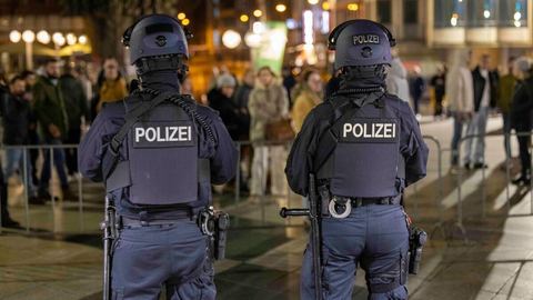 Tres personas arrestadas en Alemania por un plan para atacar la catedral de Colonia.