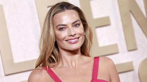 En los Globos de Oro, Margot Robbie destaca como 'Barbie Superstar' con su vestido rosa