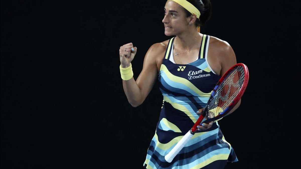 Caroline Garcia dominates Naomi Osaka in the first round of the Australian Open without incident