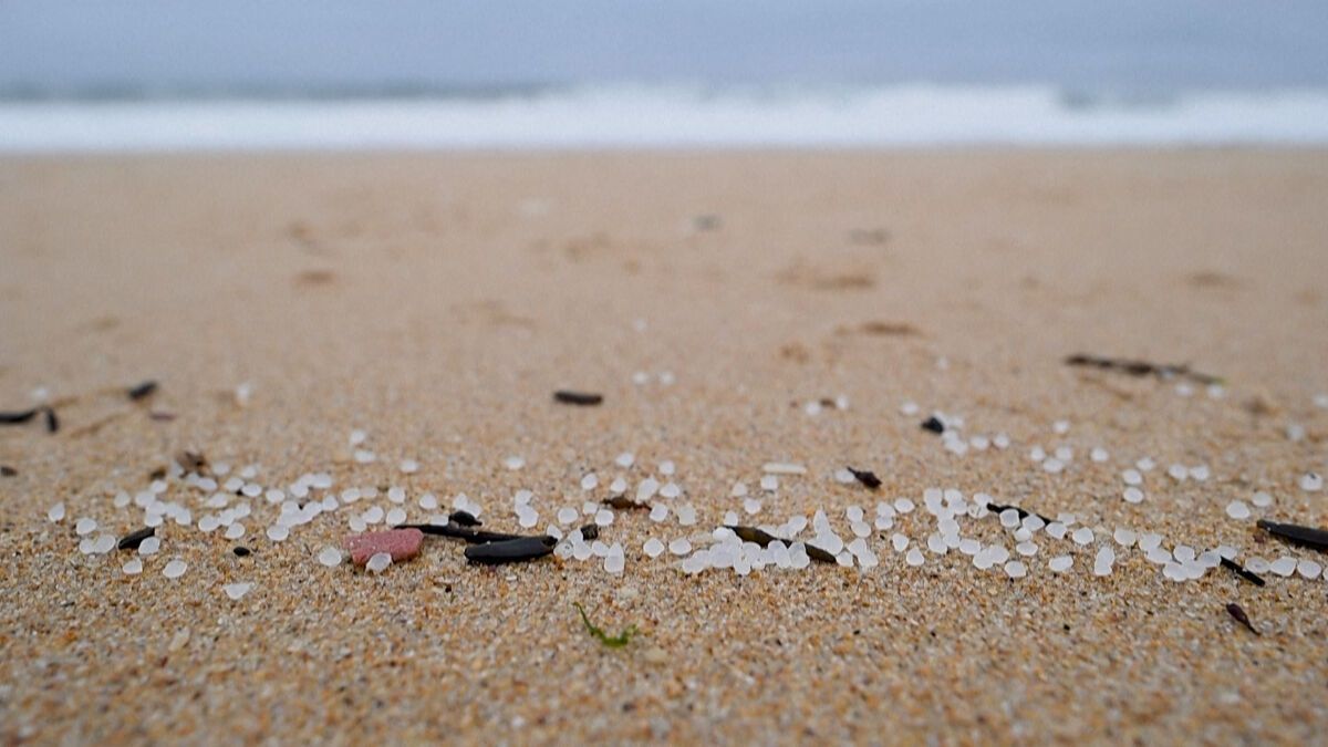 Crisis medioambiental: Invasión de microperlas de plástico en las playas del noroeste de España
