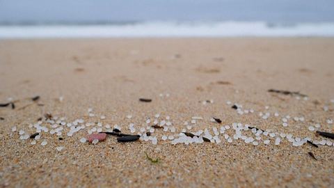 Crise environnementale : Invasion de micro-billes de plastique sur les plages du nord-ouest de l'Espagne