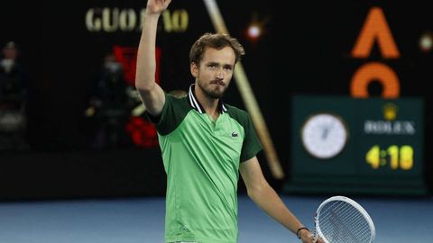 Daniil Medvedev bat Alexander Zverev et se prépare à affronter Jannik Sinner, vainqueur de Novak Djokovic, en finale