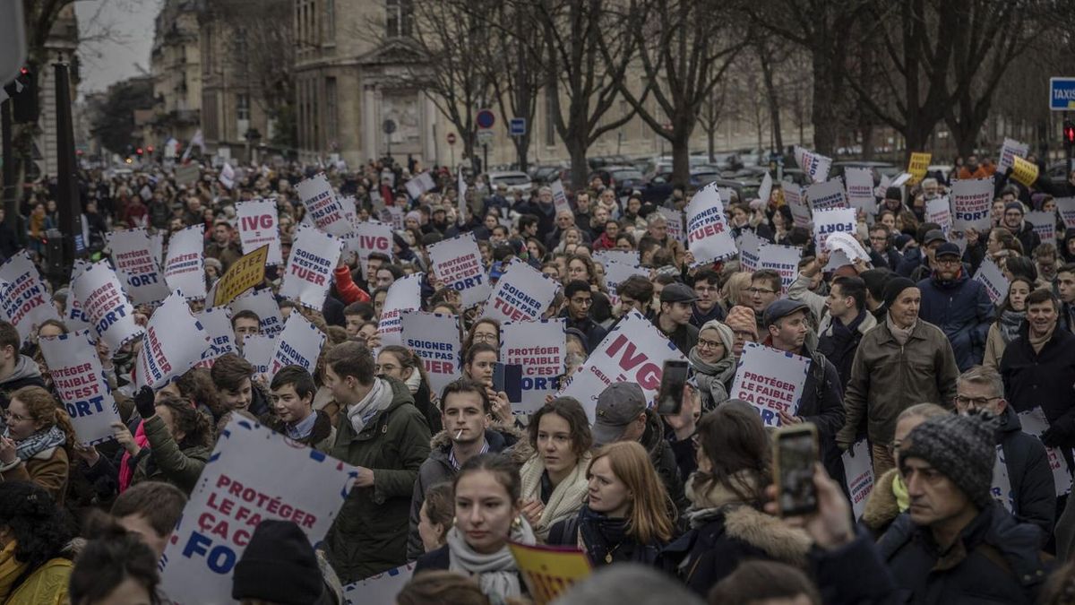 Femen Disrupt Pro-Life, Anti-End-of-Life Law Rally in Paris