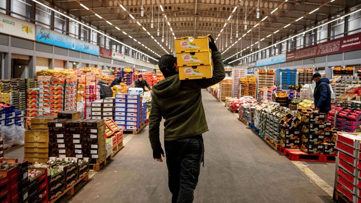 Farmers plan to paralyze the Rungis market on Monday, a gesture as economic as it is political