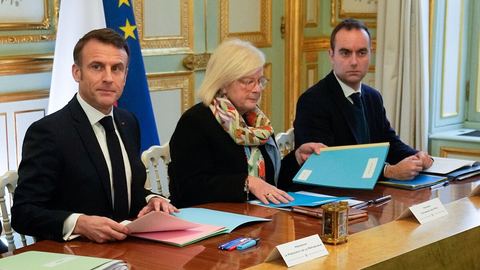"No quiero directivos, quiero revolucionarios", le dice Macron a su nuevo gabinete.