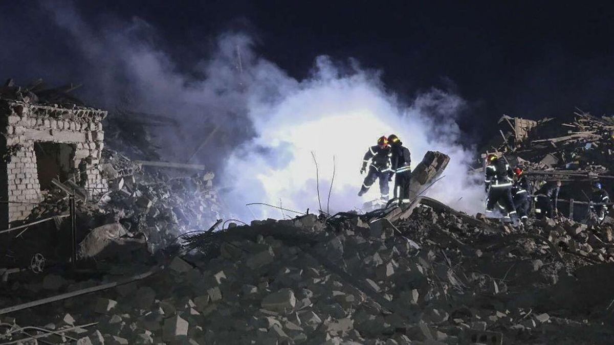 Kherson bereaved by bombings causing one fatality and one injury; kyiv claims to have neutralized 21 Russian drones overnight