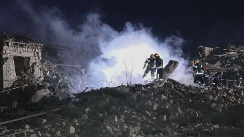 Kherson endeuillée par des bombardements causant une victime mortelle et un blessé; Kiev affirme avoir neutralisé 21 drones russes durant la nuit