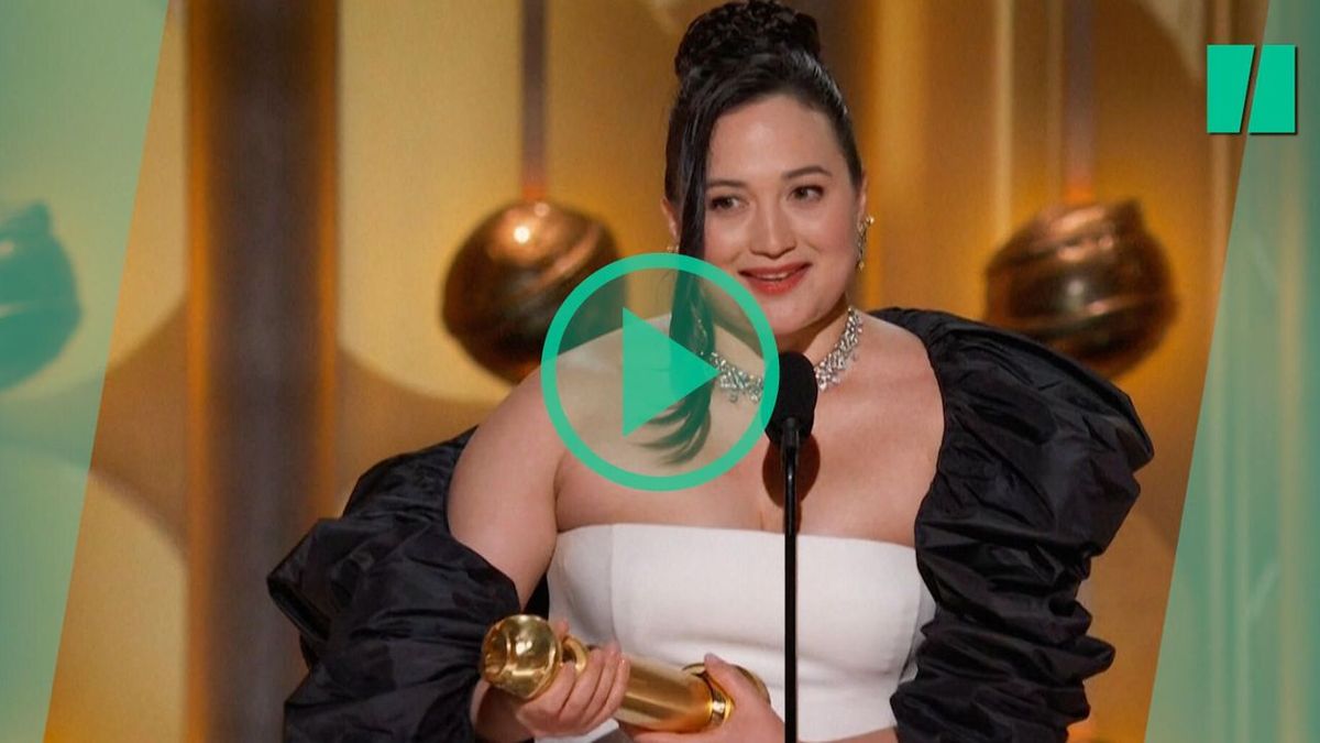 La actriz nativa americana Lily Gladstone honra sus raíces celebrando su histórico triunfo en los Globos de Oro 2024 en su idioma nativo.