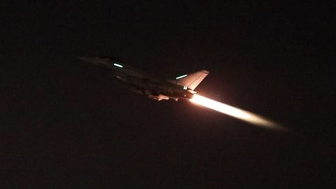 Les Houthis ciblés par des bombardements américains et britanniques suite à des semaines de tensions