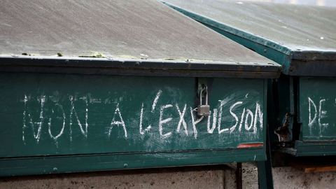 Les bouquinistes intentent un procès contre le démantèlement de leurs stands