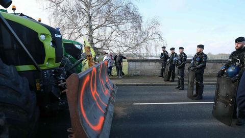 Manifestation agricole : Blocage partiel du cortège de tracteurs venant du Sud-Ouest vers Rungis dans le Loiret