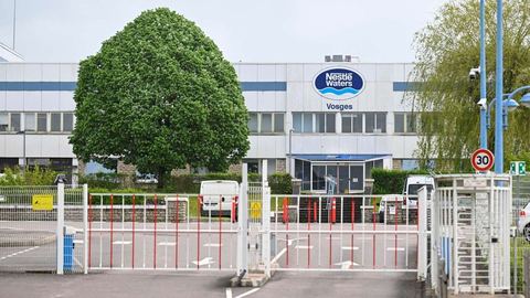 Nestlé admet avoir utilisé des procédés interdits sur des eaux minérales pour assurer leur "sécurité alimentaire"