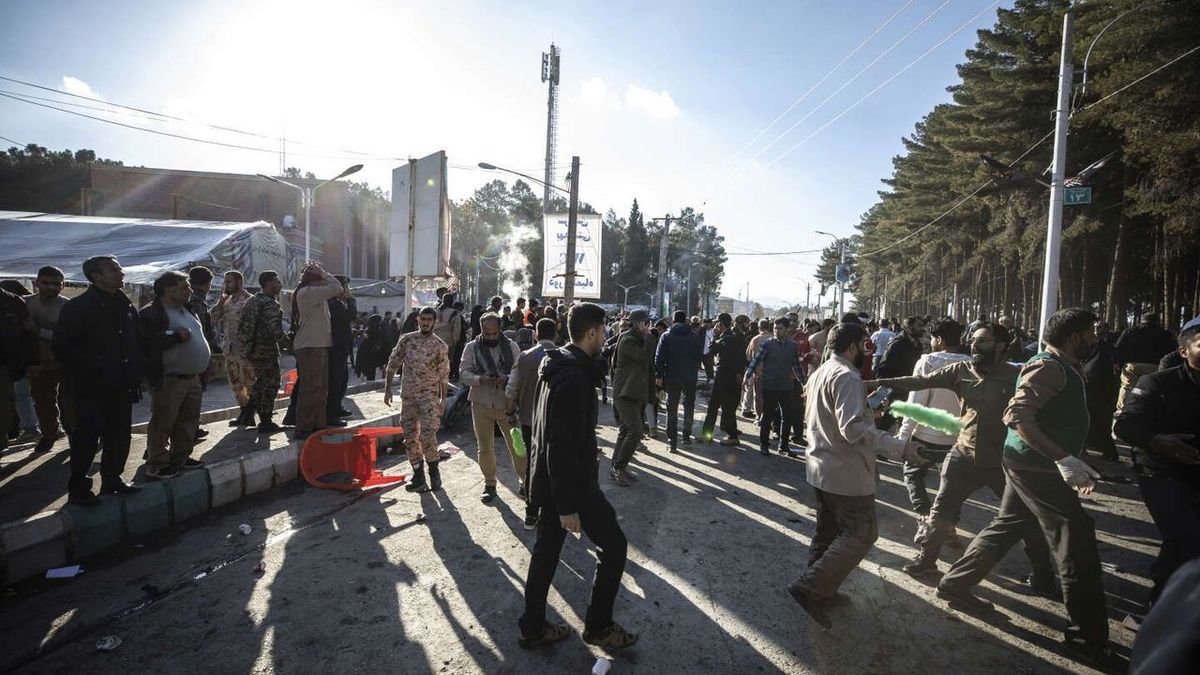 Más de un centenar de víctimas en un doble atentado cerca del mausoleo del general Ghassem Soleimani, asesinado en 2020